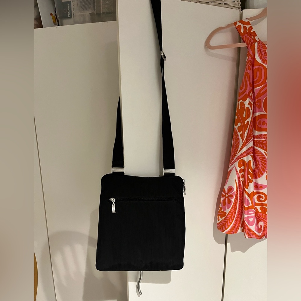 Baggallini EXCELLENT Black Crossbody w/ Silver Accents. Perfect size & pockets! - Picture 9 of 9